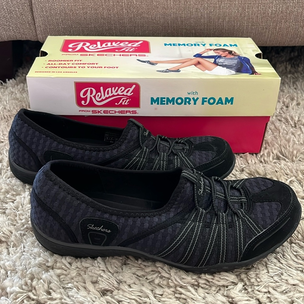Sketchers- Women’s Breath Easy Sneakers
